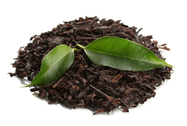 Chá preto seco com folhas verdes, isolado em branco — Fotografia de Stock