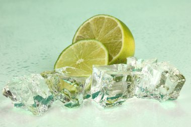 buz üzerinde açık yeşil renkli kireç