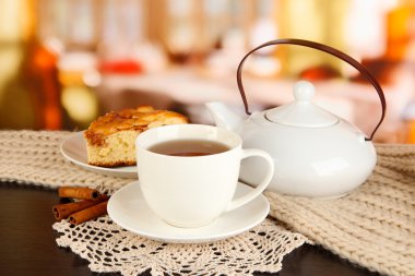 bir çay oda tablo eşarp ile