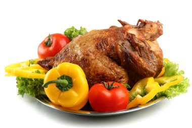 plaka üzerinde beyaz izole sebzeler, lezzetli bütün kavrulmuş tavuk