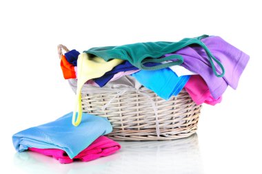 ahşap sepet beyaz izole giysilerle