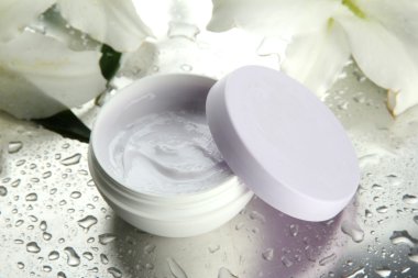 kozmetik krem ve güzel zambak, kapat