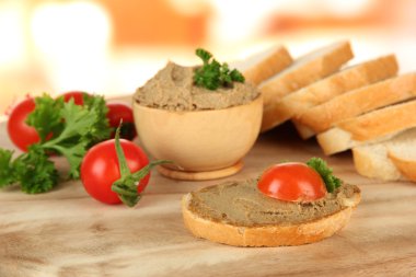 taze ezme, domates ve parlak zemin üzerine ekmek bileşimi