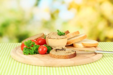 taze ezme, domates ve parlak zemin üzerine ekmek bileşimi