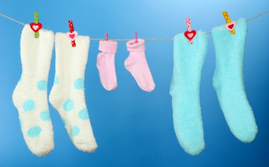 renkli çorap clothesline, renkli arka plan üzerinde asılı