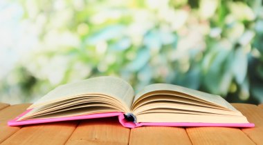 parlak zemin üzerine açık kitap