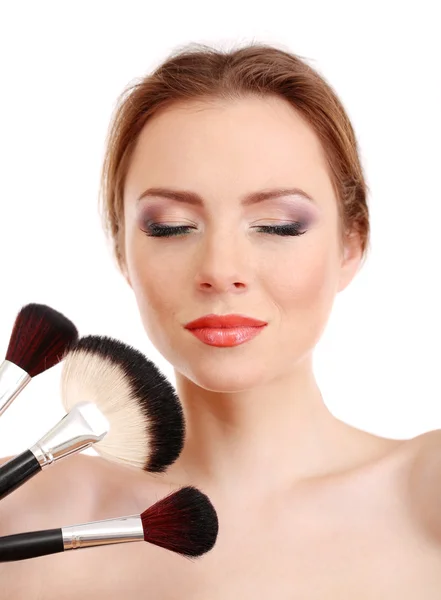 Retrato de mujer hermosa con pinceles de maquillaje, aislado en blanco — Foto de Stock