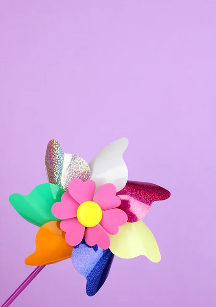 Kolorowy Wiatraczek na tle liliowy — Zdjęcie stockowe