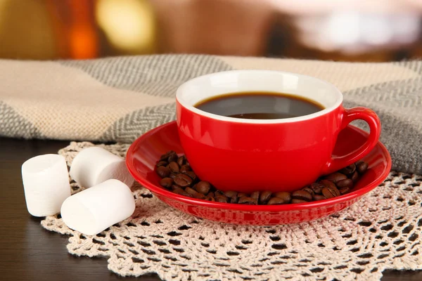 Šálek kávy s šátkem na stole v pokoji — Stock fotografie