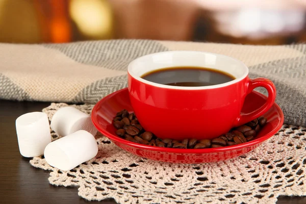 Tazza di caffè con sciarpa sul tavolo in camera — Foto Stock