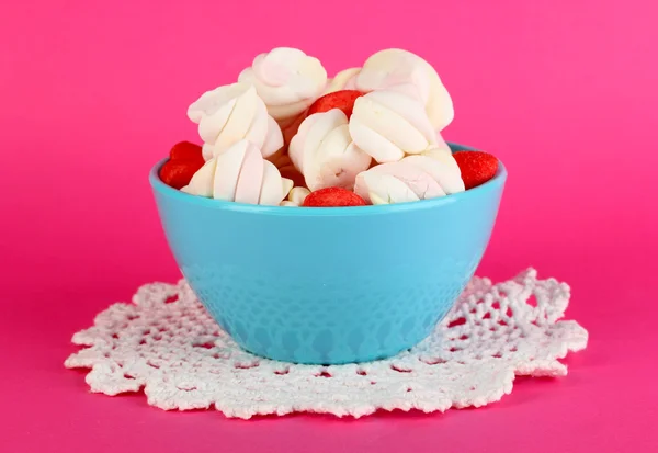 Szelíd marshmallow tálba rózsaszín háttér — Stock Fotó