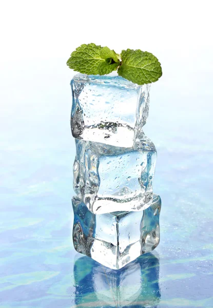 Hielo con menta sobre fondo claro — Foto de Stock