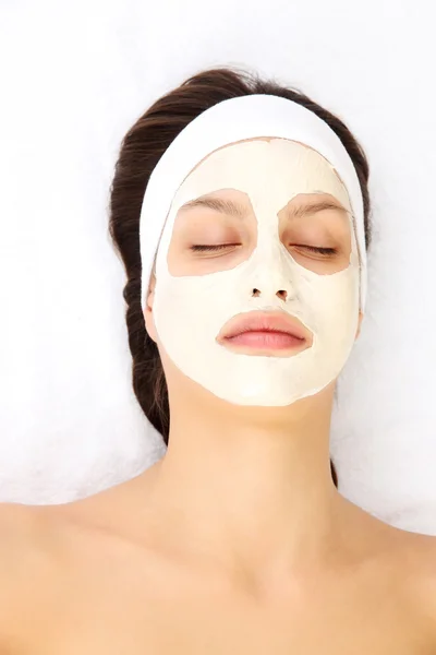 Jeune femme avec masque facial en argile — Photo