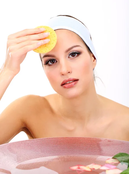 Jonge vrouw haar gezicht wassen. conceptuele foto: make-up remover — Stockfoto