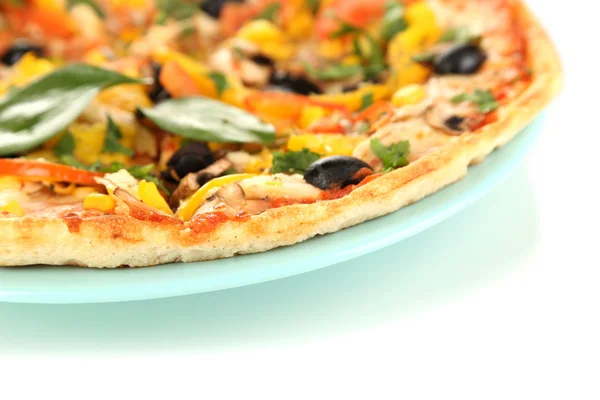 Sebze, tavuk ve zeytin üzerinde beyaz izole lezzetli pizza — Stok fotoğraf