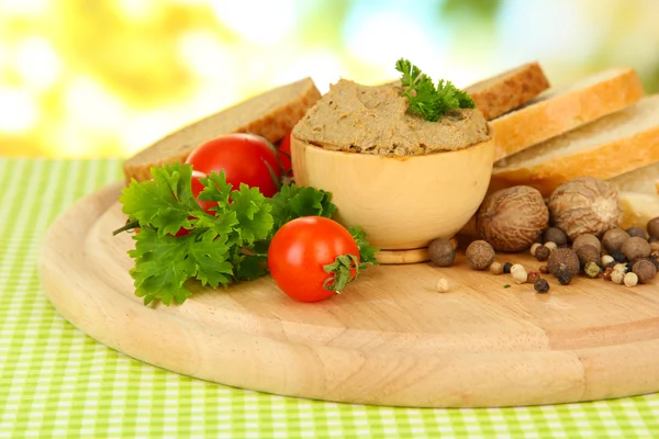 Composition of fresh pate, tomatoes and bread, on bright background — Stock Photo, Image