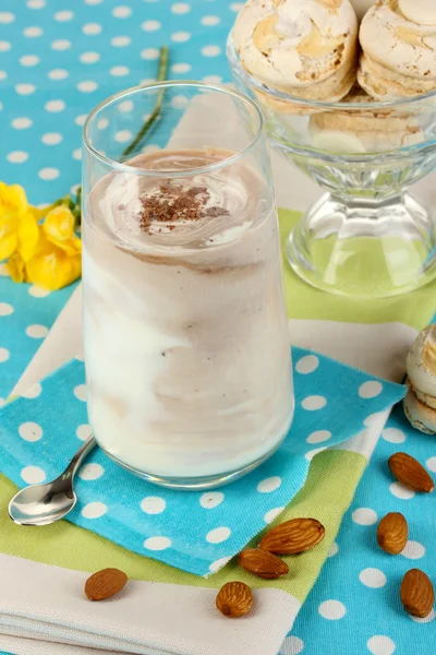 Glas van chocolade-ijs cocktail op blauwe tafellaken close-up — Stockfoto