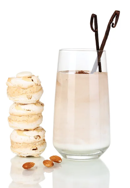 Bicchiere di cocktail di crema al cioccolato isolato su bianco — Foto Stock