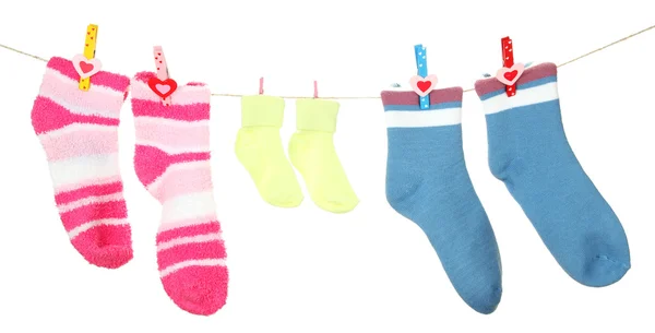 Barevné ponožky na prádelní šňůru, izolované na bílém — Stock fotografie