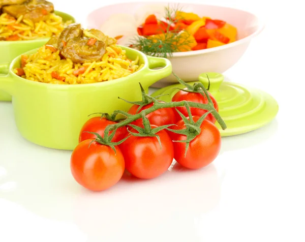 Köstliche Pilaf mit Gemüse isoliert auf weiß — Stockfoto