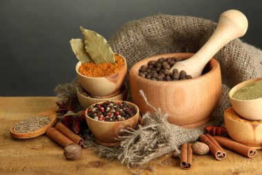 harç, kaseler ve Baharatlar, tabloda gri arka plan üzerine kaşık