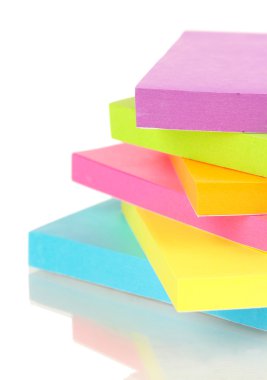 beyaz izole renkli yapışkan not yığınını