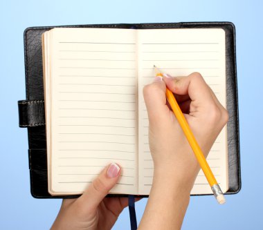 Olgun barberries ve kavanoz reçel izole beyaz