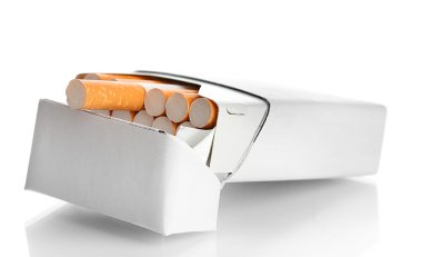 beyaz izole sigara kutusu