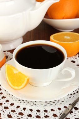 güzel beyaz yemek servisi ile portakal ahşap masa yakın çekim üzerinde