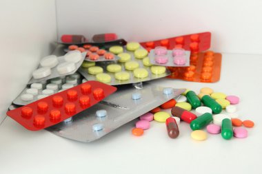 renkli hap ve kapsül raf