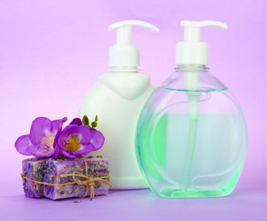 Mor zemin üzerine sıvı ve el yapımı Sabun