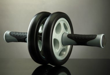 gri zemin üzerine spor ekipmanları