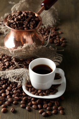 fincan kahve ve ahşap zemin üzerine pot