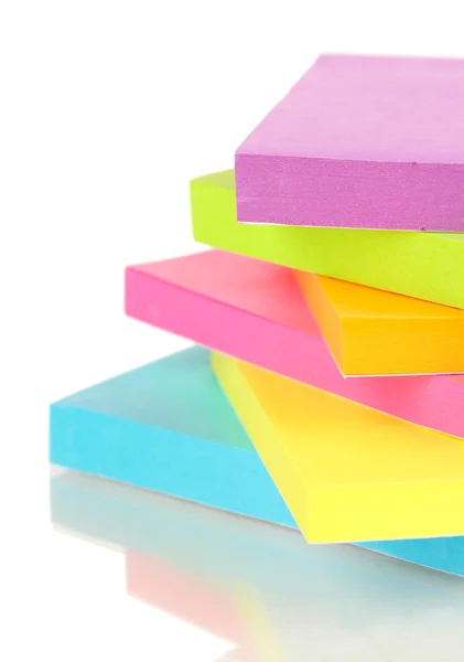 Pilha de notas adesivas coloridas isoladas em branco — Fotografia de Stock