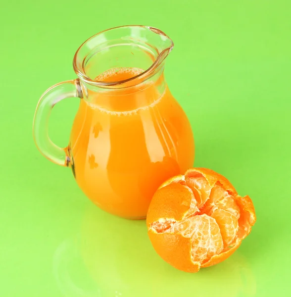 Volledige kruik van tangerine SAP, op houten kleur achtergrond — Stockfoto