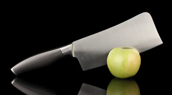 Grönt äpple och kniv på isolerade på svart — Stockfoto