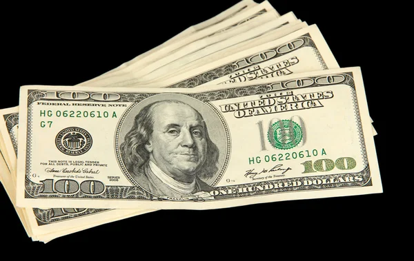 Empilhamento de notas de cem dólares close-up isolado em preto — Fotografia de Stock