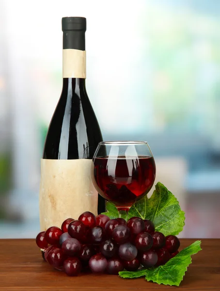 ワインの瓶、ガラスと明るい背景上のブドウの組成 — ストック写真