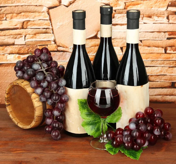 Composición de vino, barril de madera y uva, sobre fondo de piedra —  Fotos de Stock