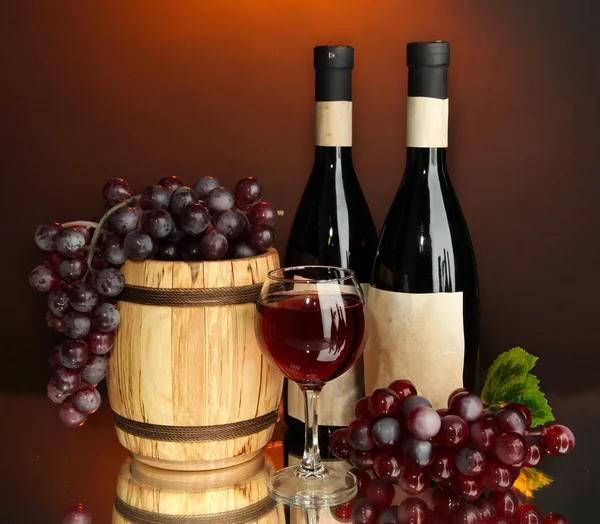 Composizione di vino, botte di legno e uva, su fondo rosso scuro — Foto Stock