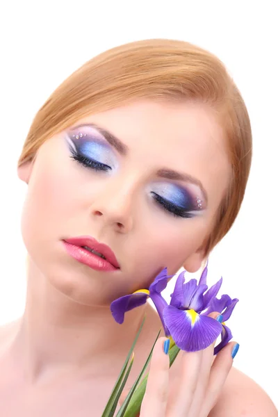 Belle jeune femme au maquillage glamour et fleur, isolée sur blanc — Photo