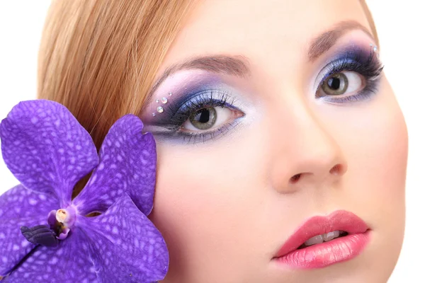 Portrét krásné mladé ženy s glamour make-upu a květina, zblízka — Stock fotografie