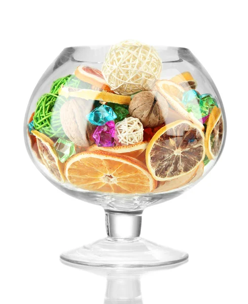 Naranjas secas, bolas de mimbre y otras decoraciones para el hogar en tazón de vidrio, aisladas en blanco — Foto de Stock