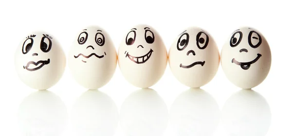 Uova con facce divertenti isolate su bianco — Foto Stock