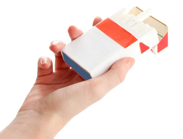 Mano de mujer con caja de cigarrillos, aislada sobre un blanco — Foto de Stock