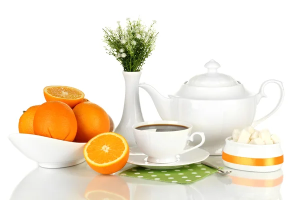 Bellissimo servizio cena bianca con arance isolate su bianco — Foto Stock