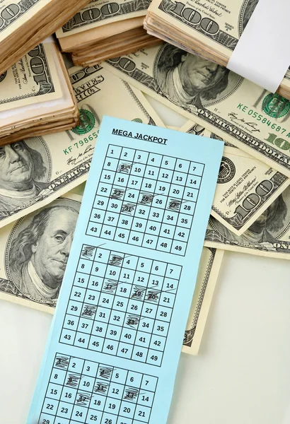 Billets de loterie et de l'argent, isolé sur blanc — Photo