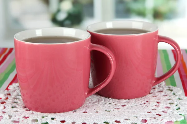 Xícaras de chá na mesa no quarto — Fotografia de Stock