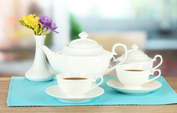 Bellissimo servizio da tè su tavolo in legno — Foto Stock