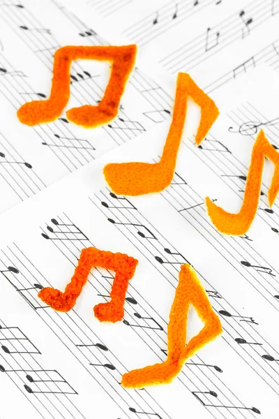 Decoratieve muzieknoten van droge oranje schil — Stockfoto